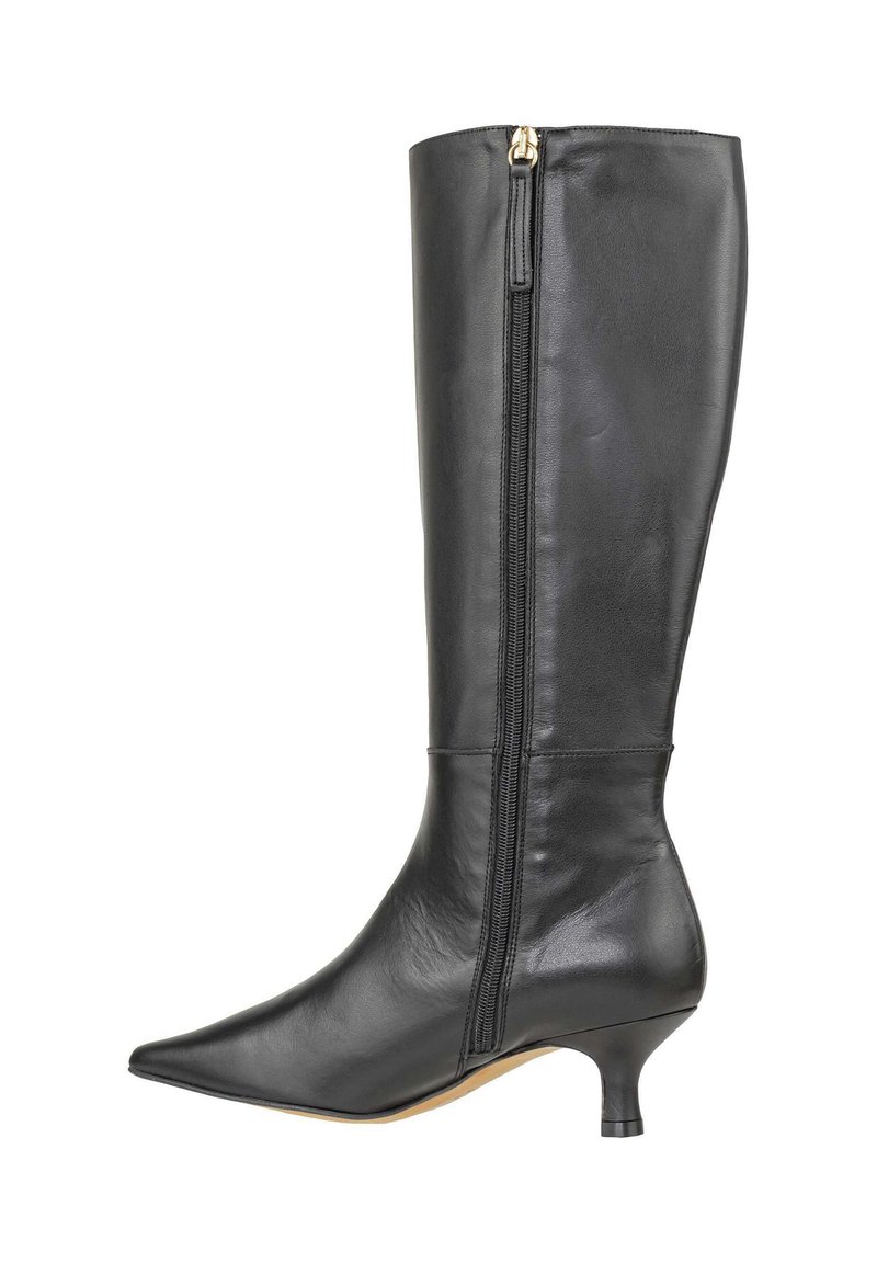 Stivali in pelle nera alti fino al ginocchio con punta affusolata e tacco sottile. Presentano una cerniera laterale e una texture liscia. Design classico senza decorazioni.