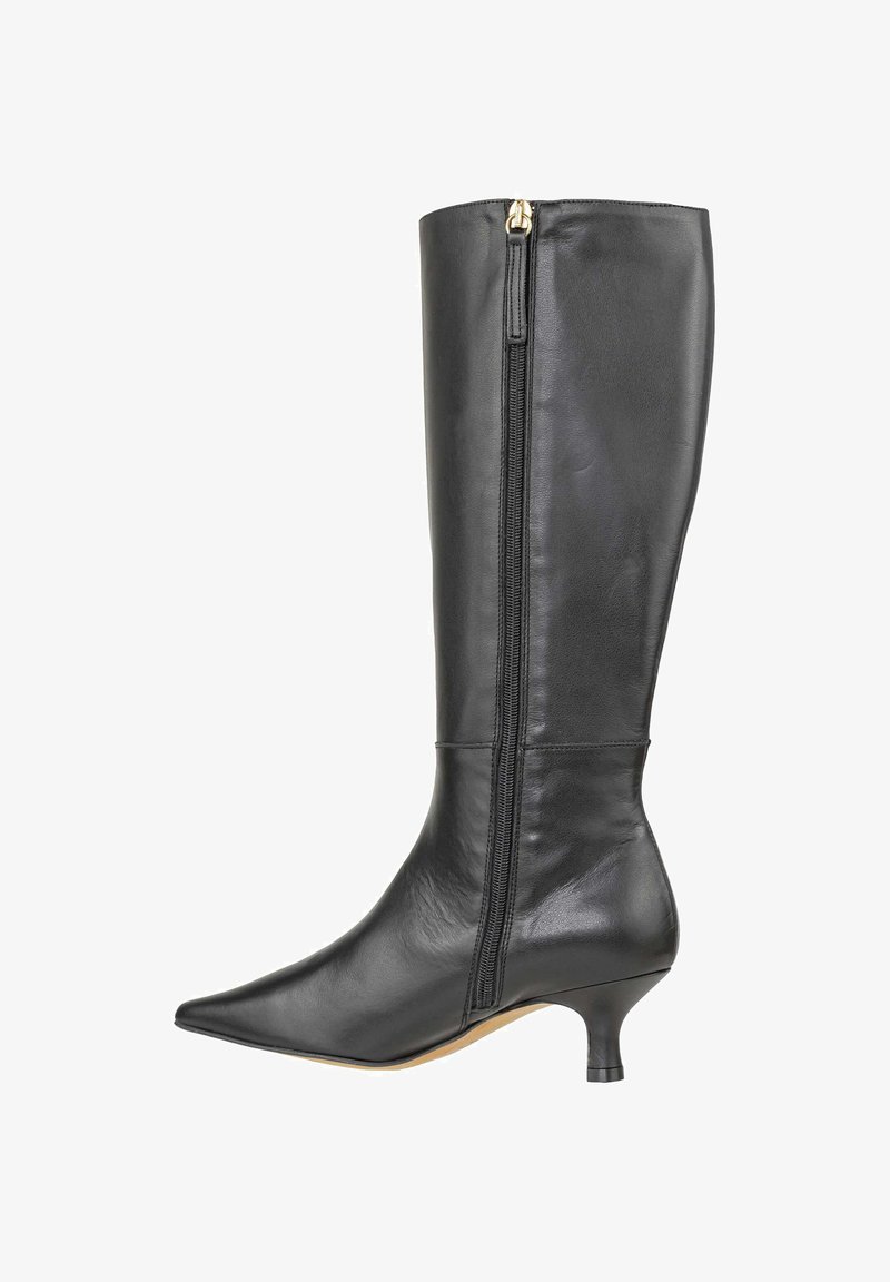 Stivali in pelle nera alti fino al ginocchio con punta affusolata e tacco sottile. Presentano una cerniera laterale e una texture liscia. Design classico senza decorazioni.