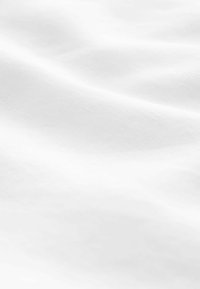 Tissu blanc avec une surface lisse et légèrement texturée, présentant de subtiles ondulations et des plis naturels. Aucun motif ni accent visible.