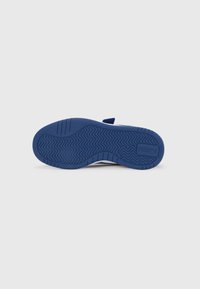 Μπλε λαστιχένια εξωτερική σόλα με ζιγκζαγκ μοτίβο πέλματος, με υφή στην επιφάνεια. Περιλαμβάνει έντονη επωνυμία και ταινία στη φτέρνα για εύκολη τοποθέτηση.