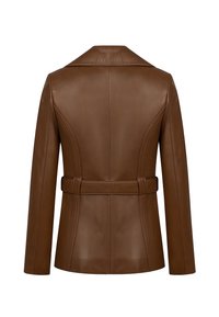 Chaqueta de cuero marrón con silueta estructurada, cuello de solapa, cintura ceñida y detalles de costura contrastantes. Textura suave y diseño ajustado.