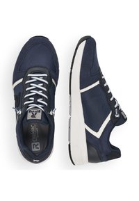 Granatowe buty sportowe wykonane z siateczki i zamszu, z białymi akcentami, sznurowanym zapięciem oraz teksturowaną gumową podeszwą.