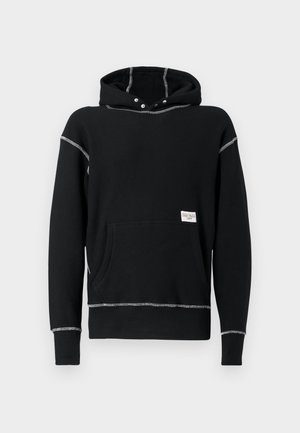 Sweatshirt preta com capuz, feita de algodão. Apresenta costura cinza contrastante, bolso frontal e botões de metal no decote.