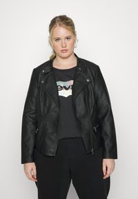 ONLY Carmakoma CARFREYA BIKER - Casaco de pele sintética - black