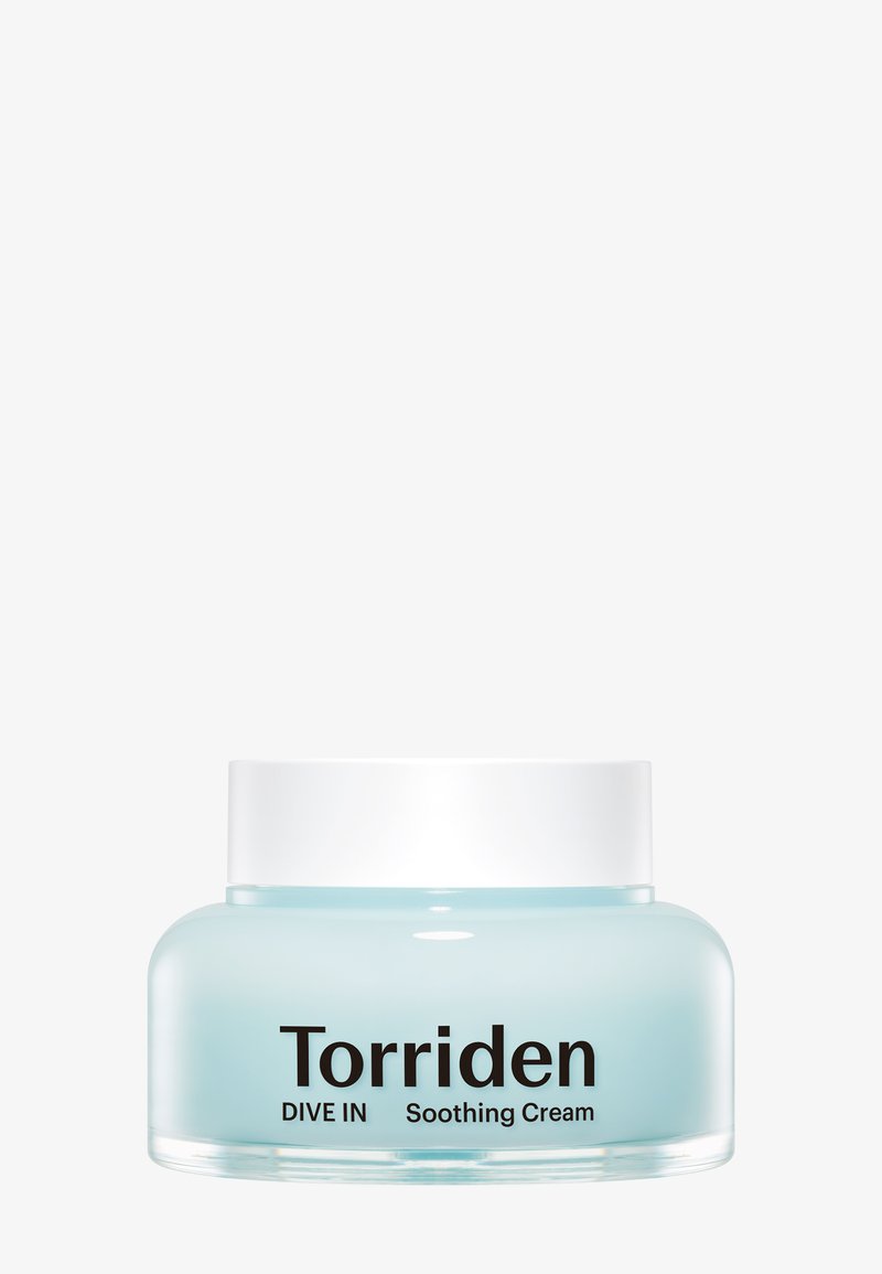 Vaaleansininen lasipurkki, jossa on valkoinen kansi. Purkin etiketissä lukee mustalla tekstillä "Torriden DIVE IN Soothing Cream". Pinnaltaan sileä ja muodoltaan pyöreä.