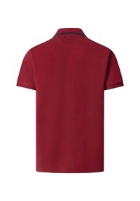 Camiseta polo roja con un collar clásico, mangas cortas y una ligera textura. Presenta un detalle de costura en contraste en el cuello.