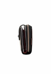 Billetera compacta con un exterior de tela negra, múltiples compartimentos con cremallera y una textura suave. Los detalles incluyen una etiqueta de cuero marrón y herrajes plateados.