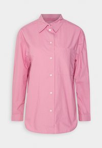 Camicia a maniche lunghe di colore rosa chiaro con colletto, dotata di una tasca sul petto e bottoni bianchi, realizzata in un tessuto dalla texture liscia.