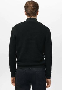Czarny sweter o fakturowanej powierzchni z prążkowanym kołnierzem i mankietami, o dopasowanym kroju. Tył ma gładki, bezszwowy wygląd, bez wzorów.