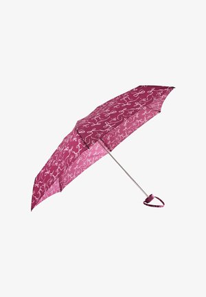 Otwarty różowy parasol z białymi wzorami wstążek i pętlą na metalowej osi, na białym tle.