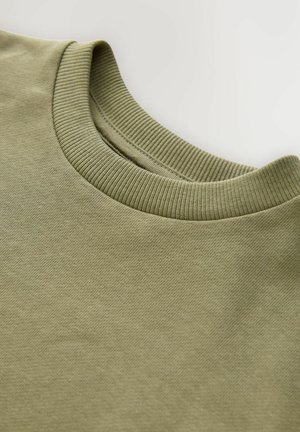 Olivenfarvet sweatshirt med ribbet rund hals. Stoffet har en glat tekstur, der viser et ensartet, subtilt vævemønster.