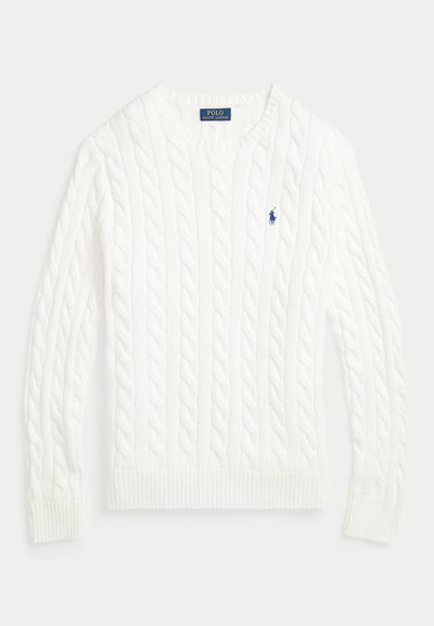 Hvit kabelstrikket genser med ribbet krage og mansjetter, med en liten blå polo-logo på brystet. Laget av mykt, teksturert materiale.