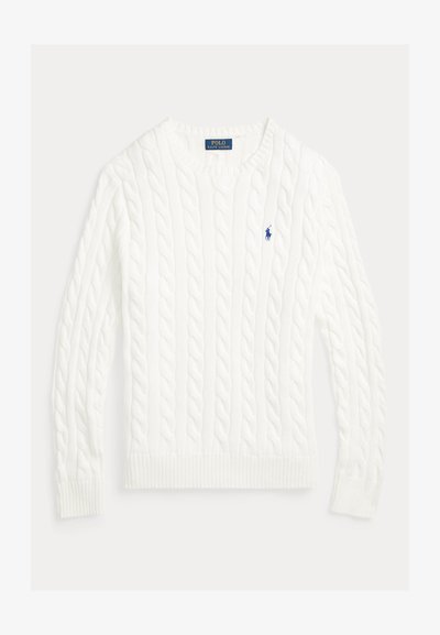 Hvit kabelstrikket genser med ribbet krage og mansjetter, med en liten blå polo-logo på brystet. Laget av mykt, teksturert materiale.