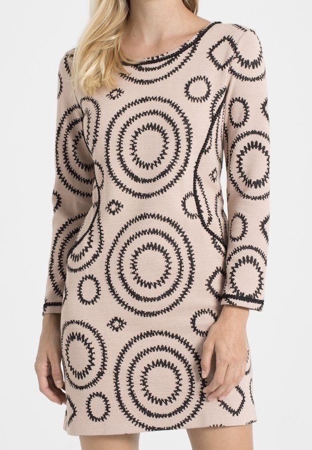Vestido ajustado de manga larga en tela de color rosa claro con patrones circulares y de diamante en negro, que presenta un escote redondo y un acabado texturizado.