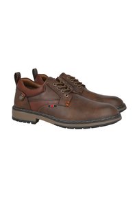 Zapatos de cuero marrón con punteras redondeadas, costuras en contraste y acentos de tela texturada. Cuentan con cordones y tiradores para facilitar su uso.