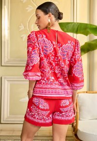 Love & Roses PUFF SLEEVE CREW NECK REGULAR FIT - Palaidinė - red paisley