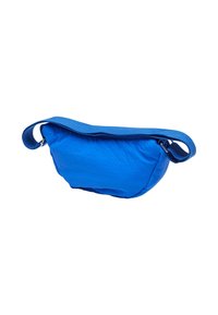 Borsa a sacchetto di tessuto blu con forma curva, dotata di una tracolla ampia. Texture liscia, materiale leggero e senza dettagli hardware visibili.