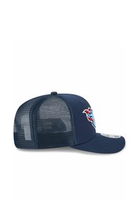 Marineblaues Cap mit Mesh-Rücken, flachem Schirm und gesticktem Logo mit roten und blauen Designelementen. Verstellbarer Riemen für die Größe.