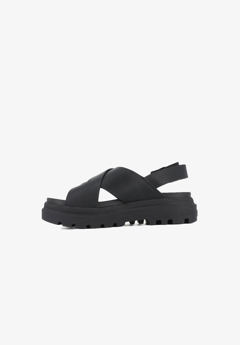 Sandale noire avec des brides croisées, semelle en caoutchouc et sangle arrière. Dispose d'une semelle épaisse et texturée ainsi que d'un design à bout ouvert.