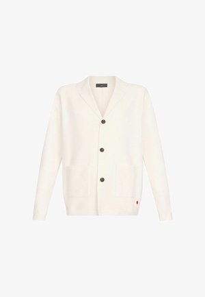 Fehér kardigán, puha anyagból készült, amelynek bemetszett gallérja, öt barna gombja, két elülső zsebe és egy kis piros címkéje van az oldalon.