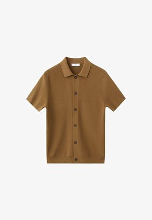 Ruskea lyhythihainen poolopaita neuloksesta. Siinä on klassinen kaulus, edessä napitus ruskeilla napeilla ja rento istuvuus.