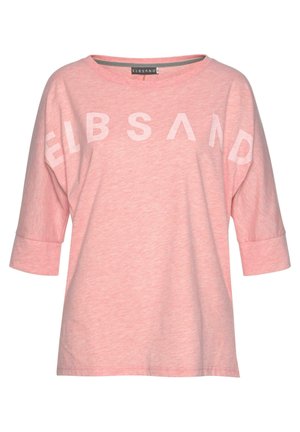 Helles Rosa, locker sitzendes T-Shirt aus weichem Stoff. Verfügt über einen weiten Halsausschnitt, 3/4-Ärmel und auffälligen weißen Text auf der Vorderseite.