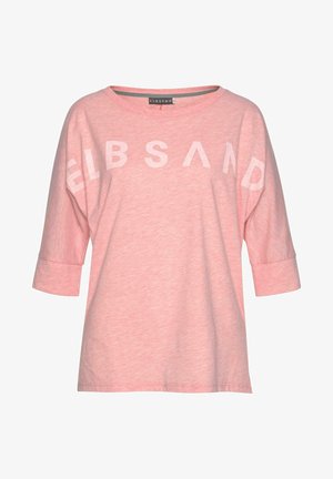 Helles Rosa, locker sitzendes T-Shirt aus weichem Stoff. Verfügt über einen weiten Halsausschnitt, 3/4-Ärmel und auffälligen weißen Text auf der Vorderseite.