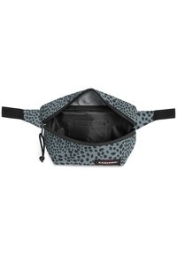 Borsa di tessuto grigio con un motivo a pois, aperta per mostrare un interno nero e una piccola tasca. Presenta una cerniera e un manico per il trasporto.