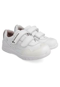 Zapatos infantiles blancos de cuero sintético con dos correas ajustables de velcro, puntera redondeada y suela de goma texturizada. Patrón de puntos en el lado.