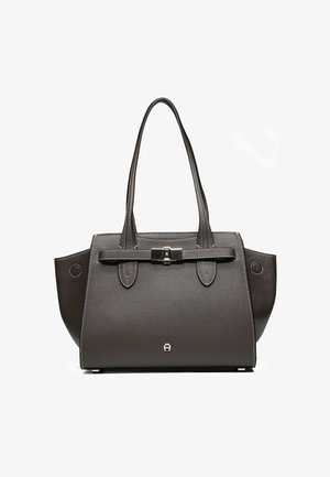 Borsa tote in pelle marrone con finitura a effetto texture, due manici lunghi, chiusura centrale con fibbia e tasche laterali. Presenta un logo alla base.