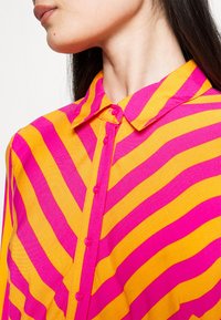YAS Petite YASSAVANNA LONG SHIRT DRESS  - Maxi šaty - orange pepperstripes:fuchsia purple