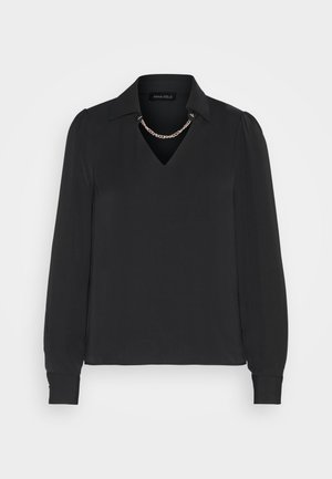 Čierna blúzka s dlhým rukávom, výstrihom do V, golierom a nafúknutými rukávmi. Obsahuje retiazkový akcent na výstrihu a hladkú textúru látky.