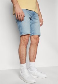 Wrangler TEXAS - Džinsa auduma šorti - clever