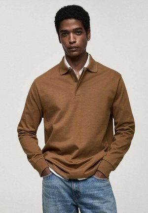 Brown long-sleeve polo shirt made of soft fabric, featuring a classic collar and button placket. Paired with light blue jeans.