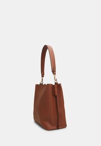 Borsa a mano in pelle marrone con una forma strutturata, dotata di una tracolla corta e di dettagli in metallo dorato, insieme a una zip su un lato.