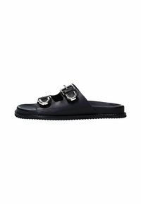 Sandale à glissière en cuir noir avec deux boucles géométriques proéminentes, bout ouvert et semelle extérieure texturée pour une bonne adhérence.