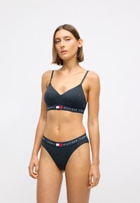 Donkergrijze katoenen bh en bikini set met een zachte textuur. Bevat dunne bandjes en een tailleband met een logo-accent in contrasterende kleuren.