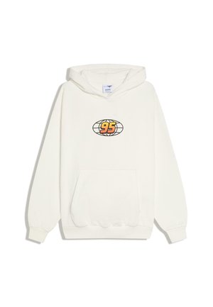 Biała bluza z kapturem z kieszenią z przodu oraz żółto-pomarańczowym logo "95" umieszczonym na czarno obwiedzionej kuli na klatce piersiowej.