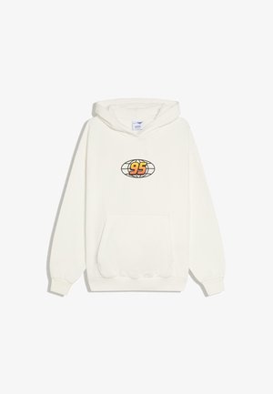 Sweat à capuche blanc avec poche avant et logo "95" jaune-orange à l'intérieur d'un globe contourné en noir sur la poitrine.