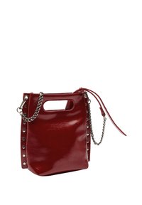 Czerwona torebka z lakierowanej skóry o prostokątnym kształcie, z krótkim uchwytem, bocznymi wzmocnieniami i odczepianym łańcuszkiem.
