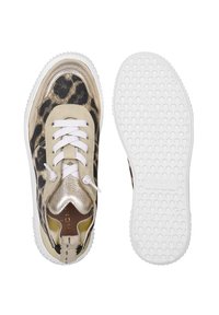 Leopardenmuster-Sneaker in Tan und Gold mit weißen Schnürsenkeln. Strukturiertes Obermaterial, kontrastierende Details und eine weiße Gummisohle mit hexagonalem Muster.