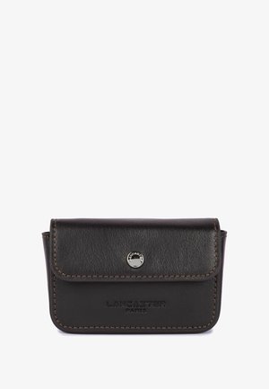 Portafoglio in pelle nera con patta anteriore arrotondata, hardware in argento e cuciture visibili. La parte anteriore presenta la scritta in rilievo "LANCASTER PARIS."