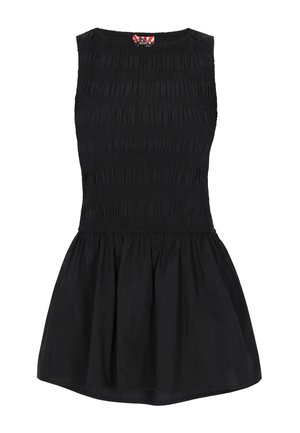 Sort ærmeløs kjole med tætsiddende, rynket overdel og udvidet nederdel, med rund halsudskæring og tekstureret stofdetalje.