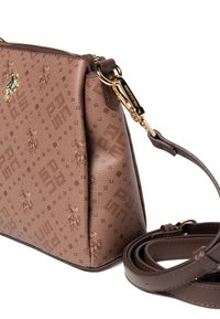 Miedziana torebka ze wzorem z zamkiem błyskawicznym, złotymi elementami metalowymi i odpinanym brązowym paskiem. Posiada tłoczone wzory oraz teksturowaną powierzchnię.