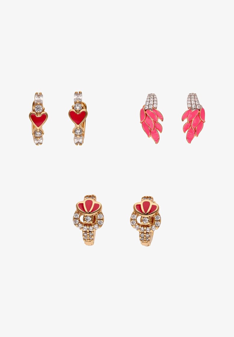 Három pár aranyszínű fülbevaló cirkónia kövekkel: piros szív alakú karikák, rózsaszín szirmokból álló fürtök, valamint piros korona alakú darabok kör alakú díszítésekkel.