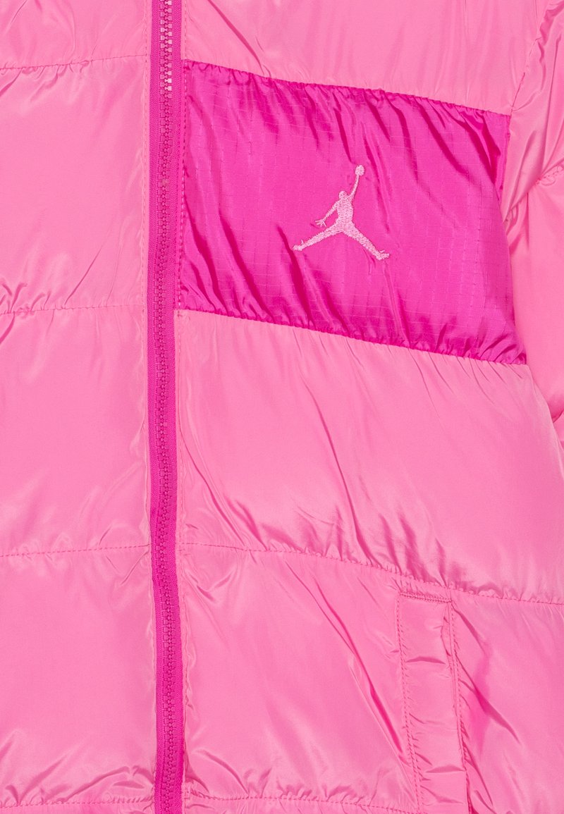 Rosa Puffjacke mit glänzendem Finish, mit einem gesteppten Design und einer kontrastierenden, dunkleren rosa Tasche mit gesticktem Logo.