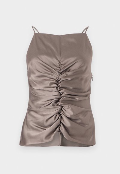 Silke taupe camise med justerbare stropper, med frontruffling og glidelås i siden, glatt tekstur og en tettsittende silhuett.