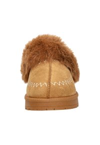 Tan suède slipper met een fluffy bruine nepbont bovenkant, contrasterende witte stiksels, een ronde vorm en een textuur rubberen buitenzool.
