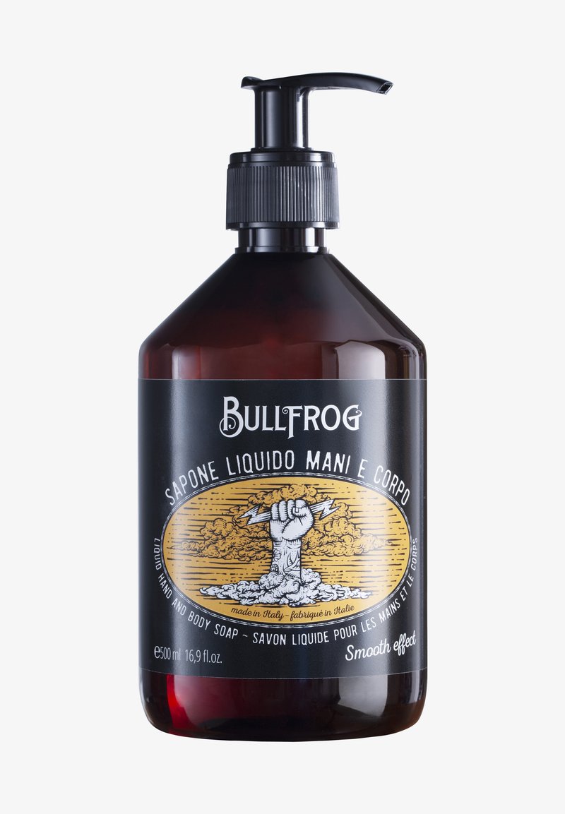 Bottiglia di plastica marrone con un tappo a pompa nera. Presenta un'etichetta grafica con un pugno sollevato e un fulmine, testo in nero e oro, 500 ml.