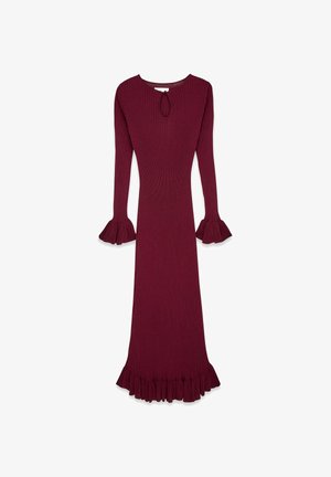 Burgundi värvi ribakudum dress, millel on pikad varrukad, ümmargune dekoltee, avause detail ning laienevad mansetid, mis lõppevad volangiga äärega.